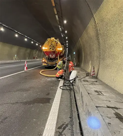 普定隧道排水渠清淤